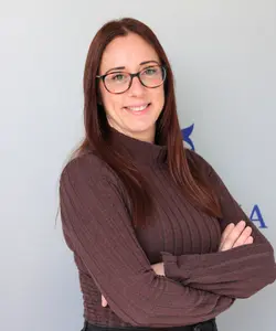 Alicia Granell, especialista en la preparación de expedientes para bajas de vehículos en Santander